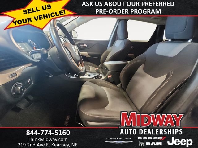 Used 2018 Gray Jeep Latitude image 9