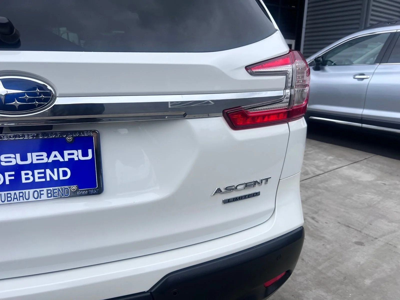Used 2025 Crystal White Pearl Subaru Limited image 9