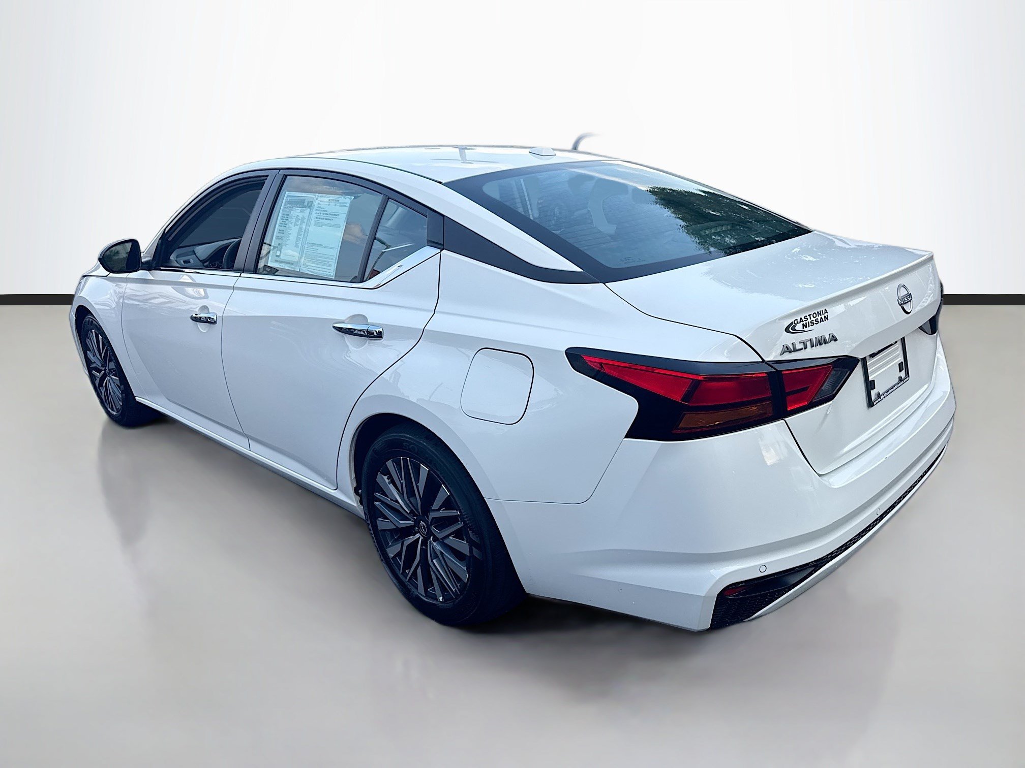 Used 2025 Glacier White Nissan SV image 5