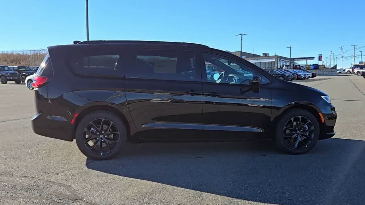 2026 Chrysler Pacifica Select - Photo 9