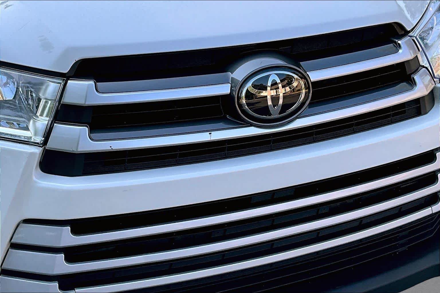 Used 2017 Blizzard Pearl Toyota XLE image 30