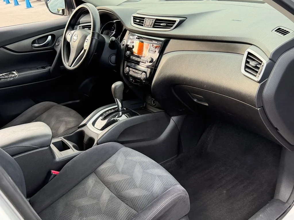 Used 2014 Silver Nissan SV image 17