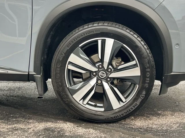 Used 2021 Gray Nissan Platinum image 12