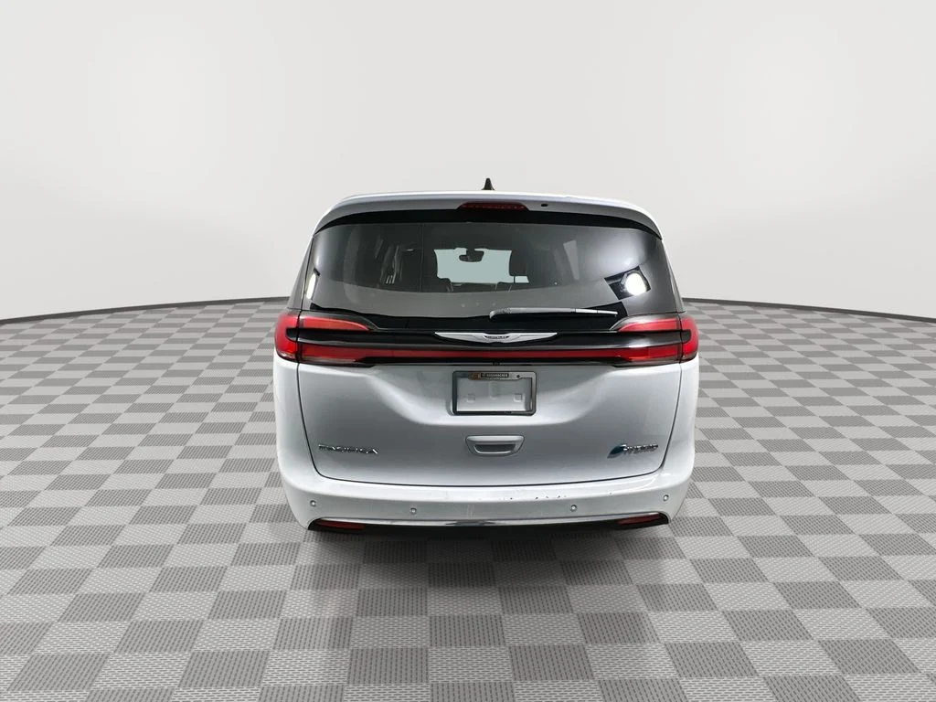 Used 2023 White Chrysler Touring L image 7