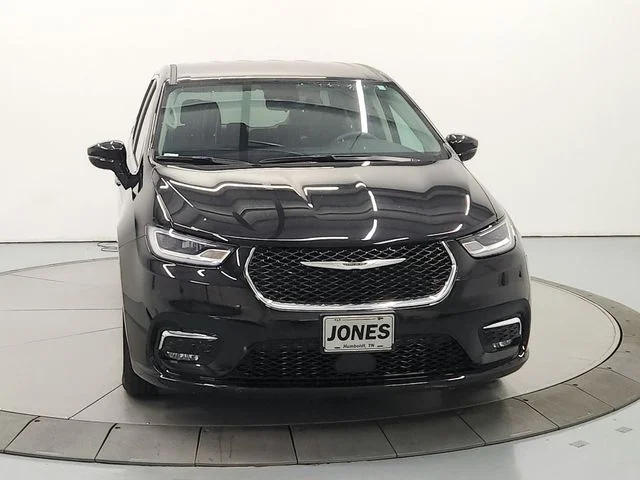 Used 2024 Black Chrysler Touring L image 3