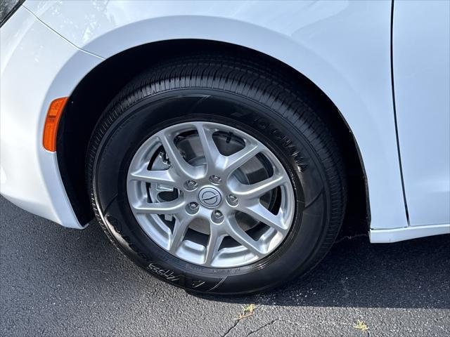 New 2025 Bright White Clear-Coat Exterior Paint Chrysler LX image 66