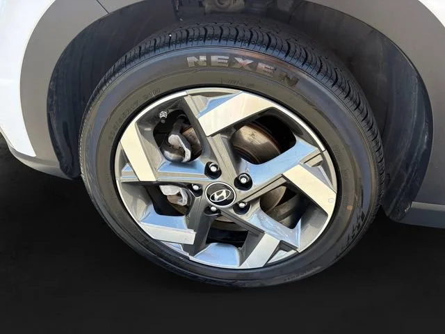 Used 2025 Lunar White Hyundai SEL image 11