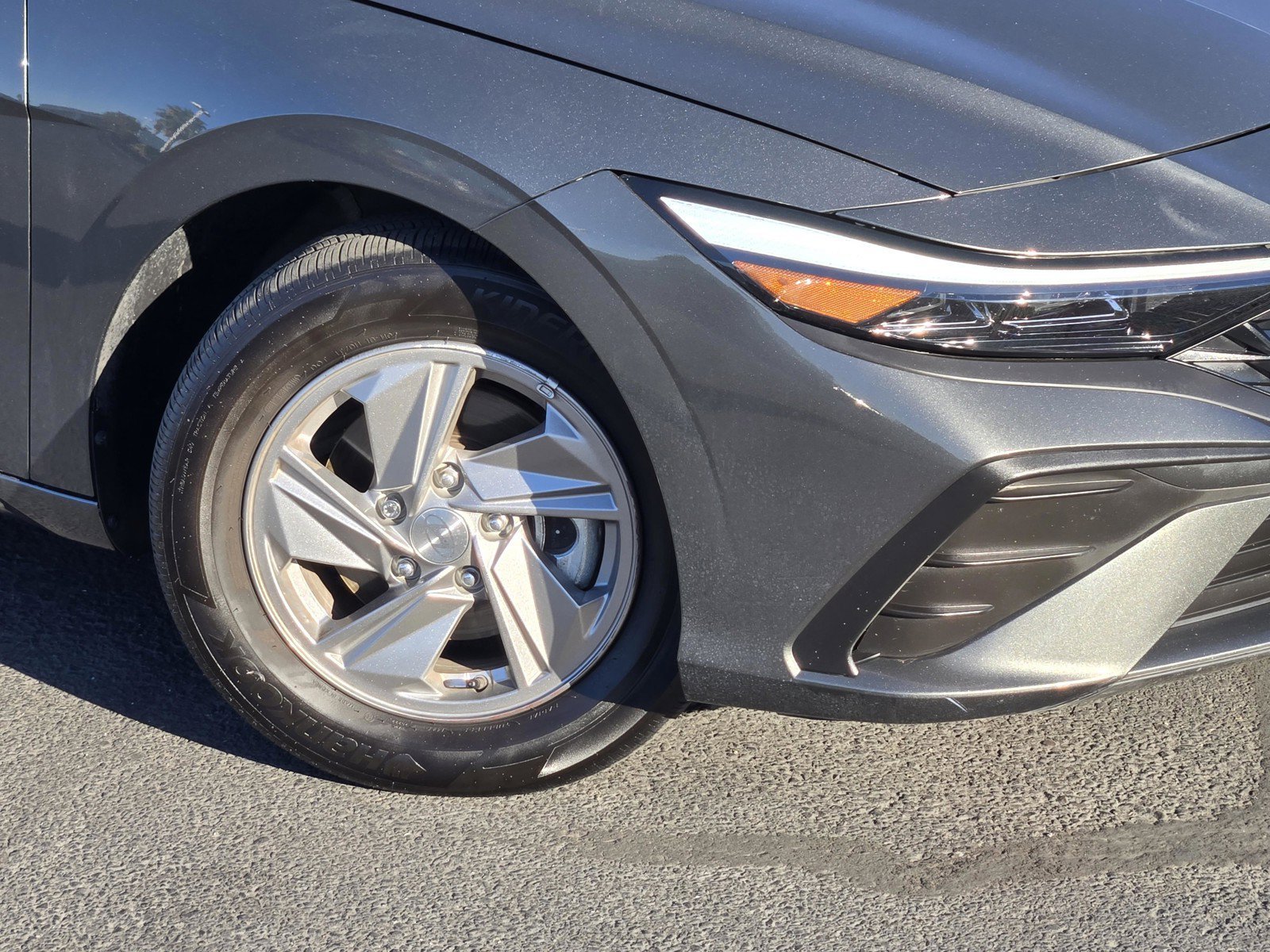 Used 2025 Amazon Gray Hyundai SE image 9