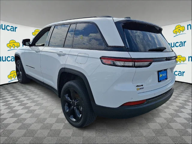 Used 2023 Bright White Clea Jeep Altitude image 5