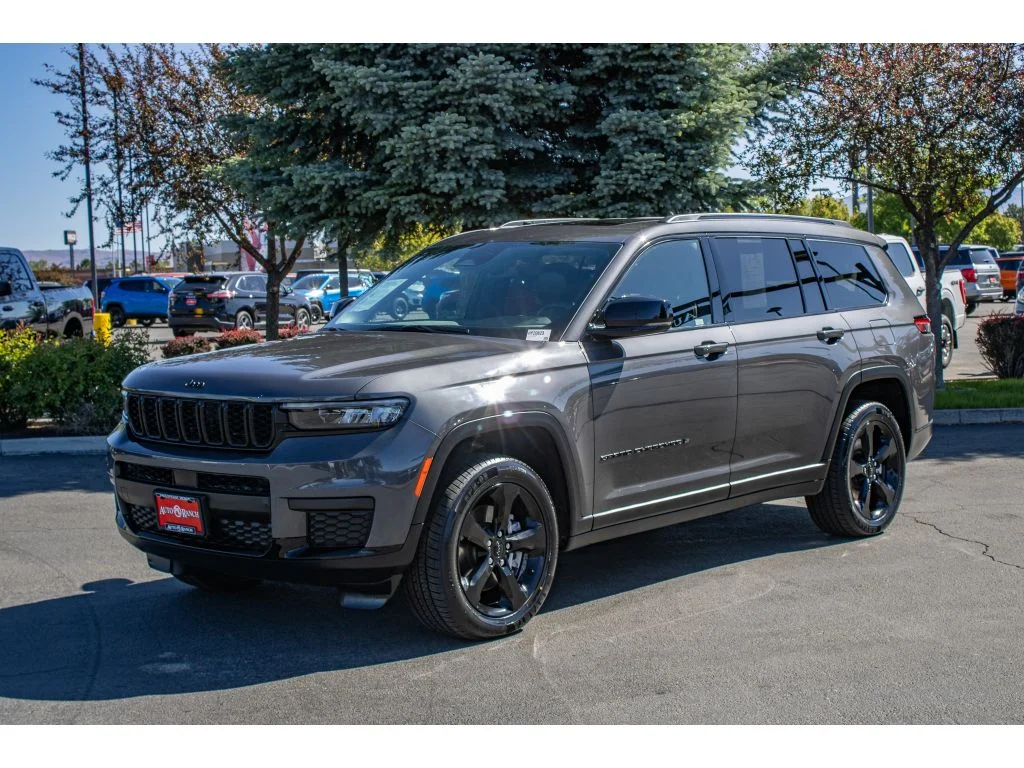 Used 2023 Baltic Gray Metallic Clearcoat Jeep Altitude image 4
