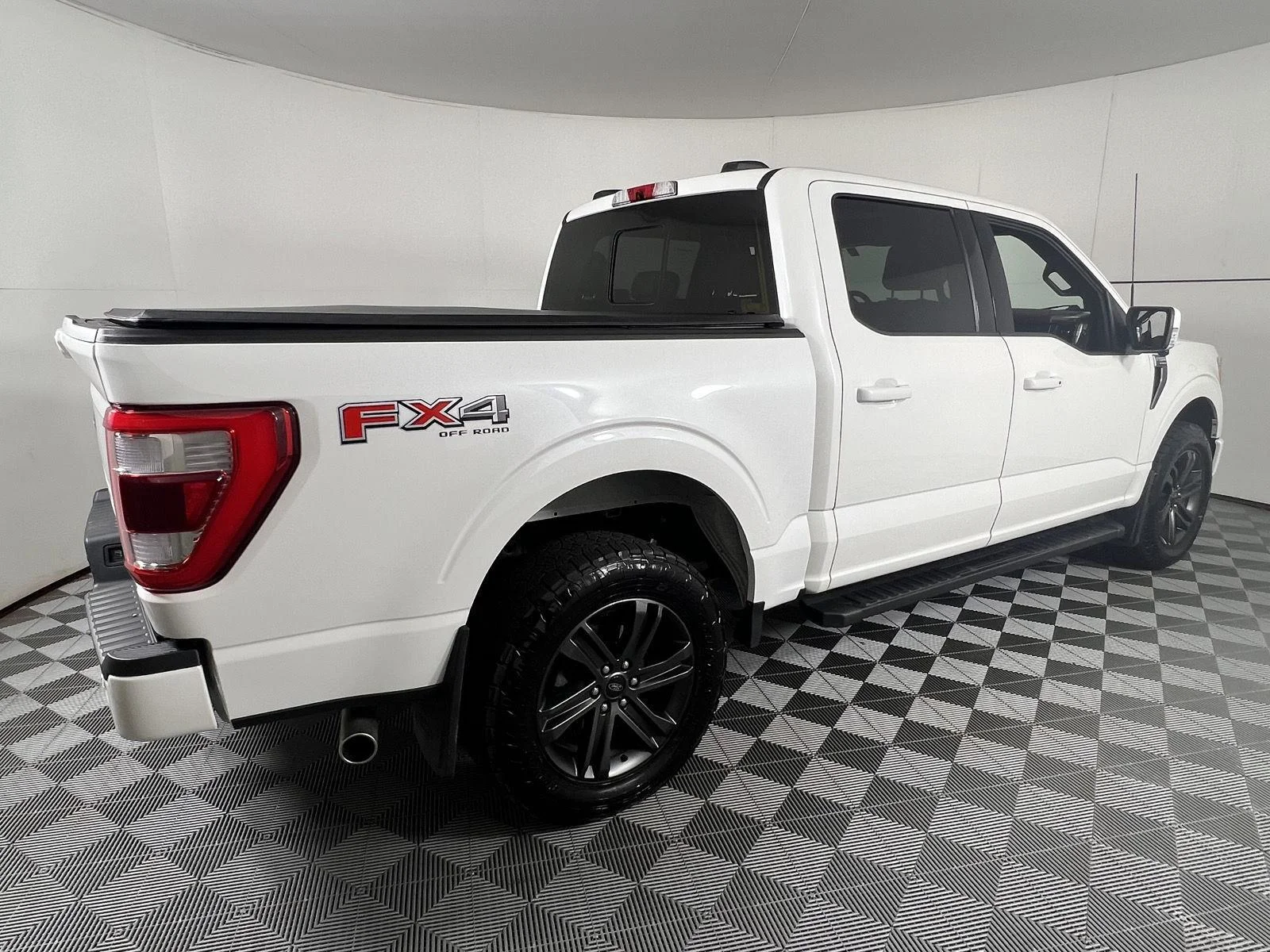 Used 2022 Star White Metallic Tri-Coat Ford LARIAT image 11