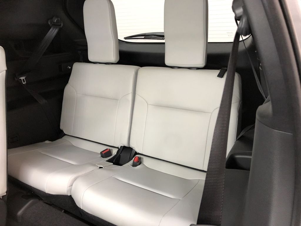 Used 2022 Mercury Gray Metallic Mitsubishi SEL image 22
