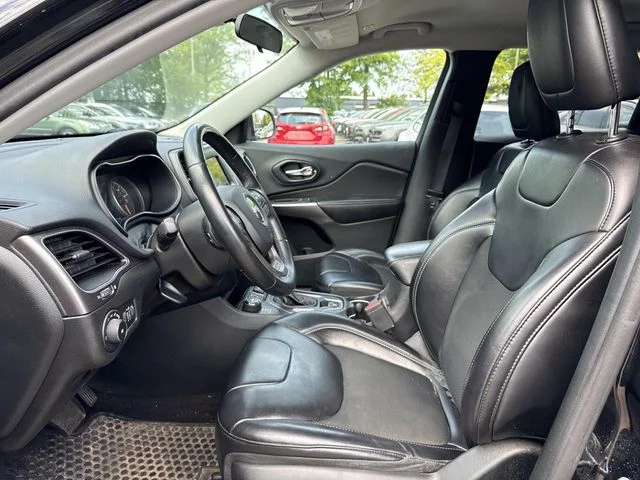 Used 2019 Black Jeep Latitude Plus image 13