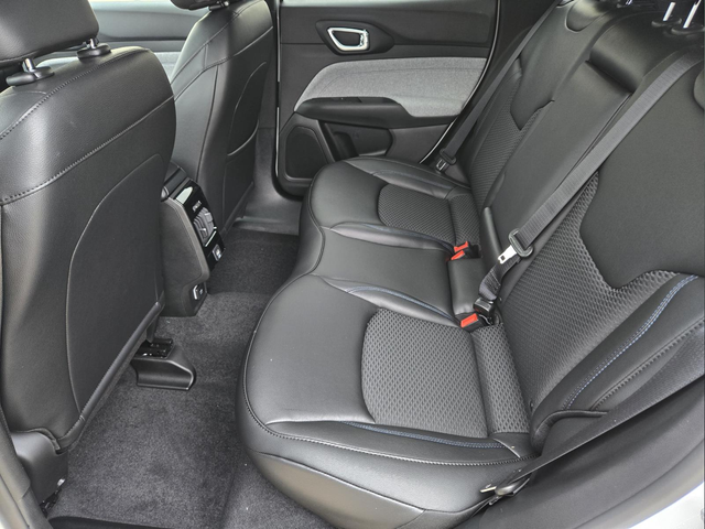 New 2026 Bright White Clearcoat Jeep Latitude image 15