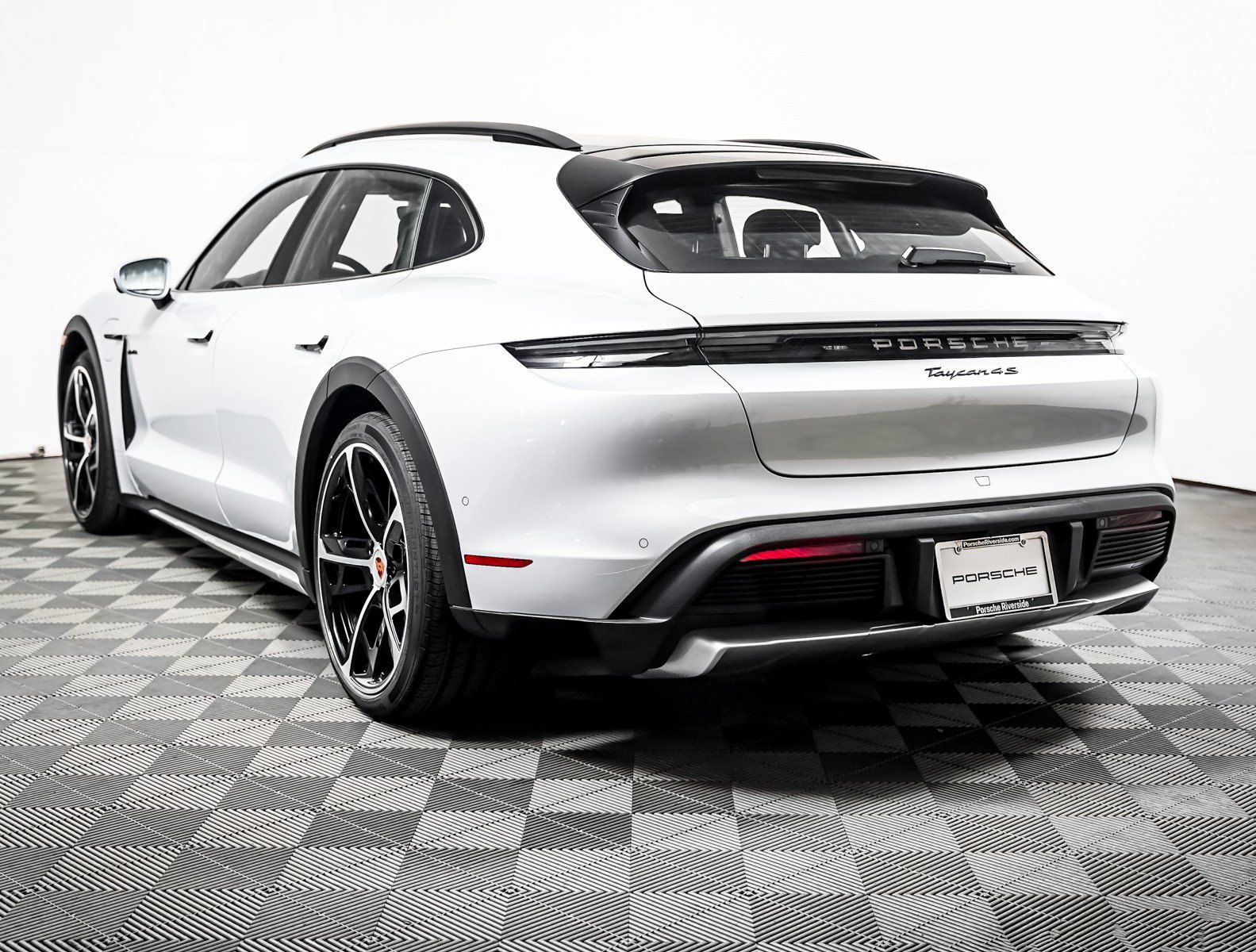 New 2026 ICE GREY M Porsche 4S Cross Turismo image 3