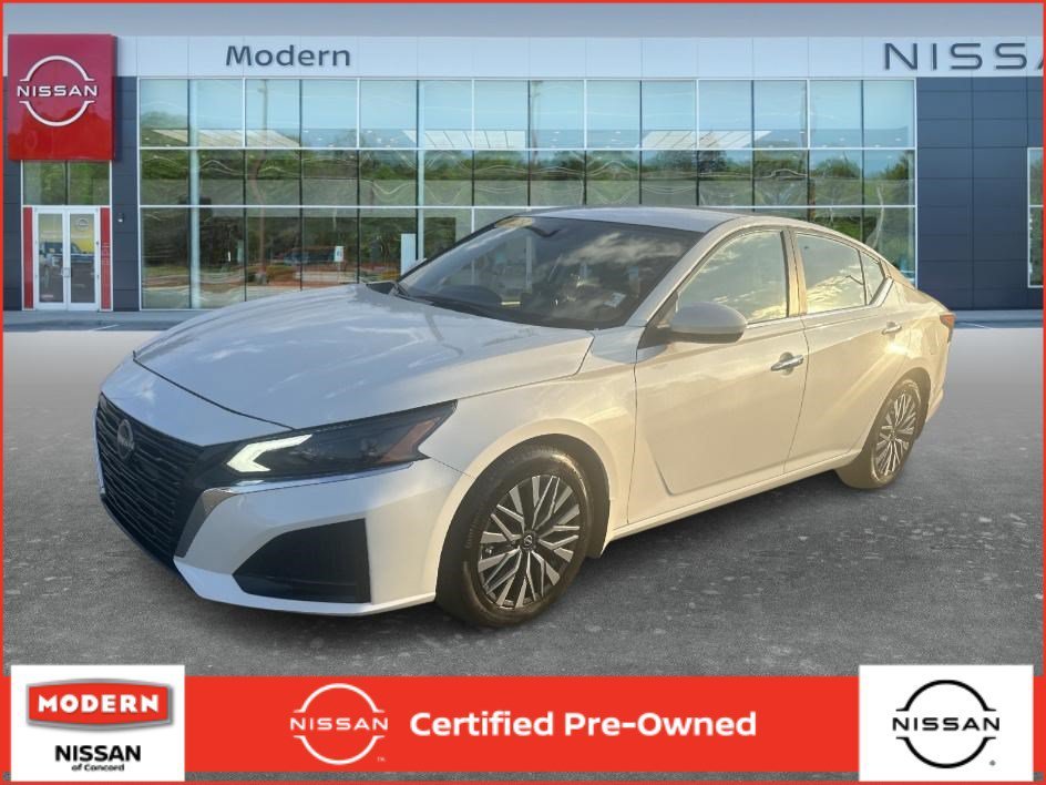 Used 2023 Pearl White Tricoat Nissan 2.5 SV image 1