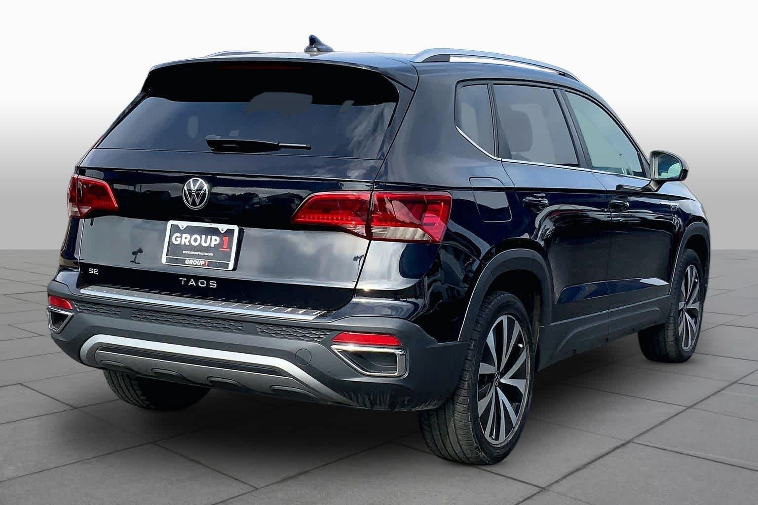 Used 2022 Deep Black Pearl Volkswagen SE image 13