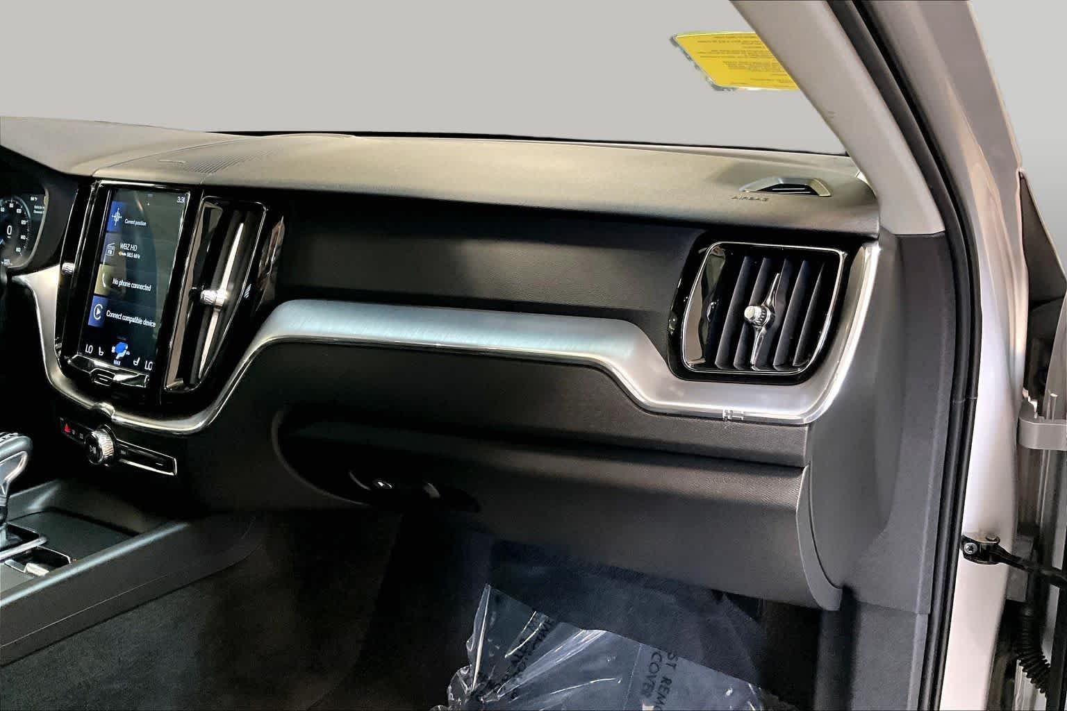 Used 2019 Bright Silver Metallic Volvo Momentum image 18