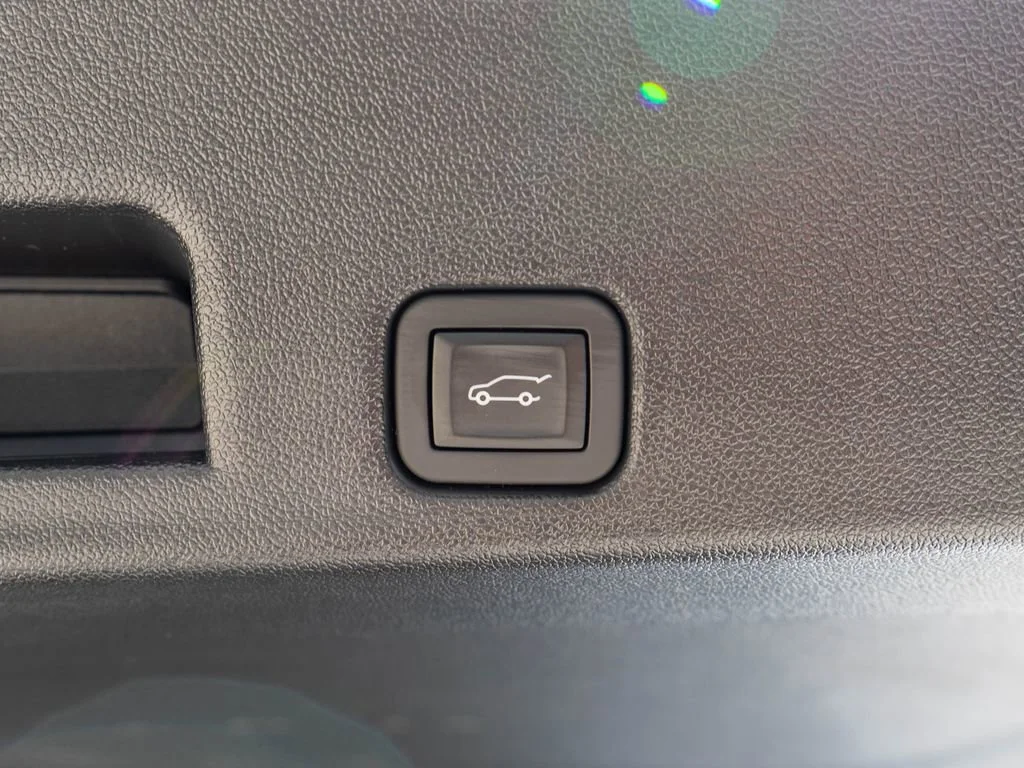 Used 2026 Polar White Tricoat Chevrolet Z71 image 36