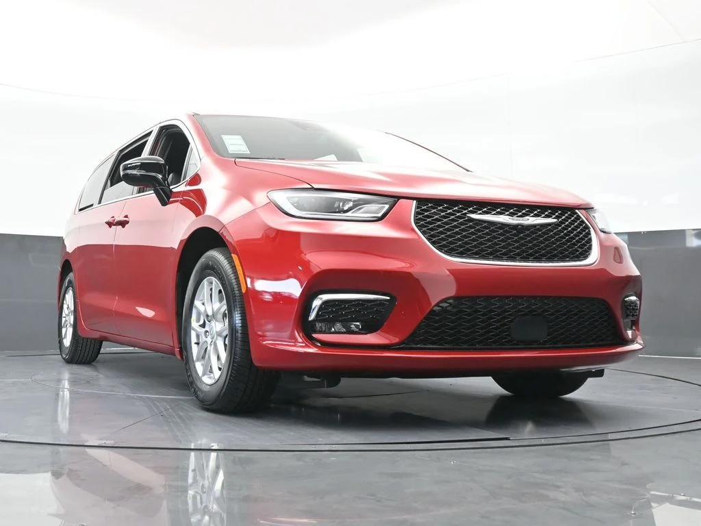 New 2026 Red Hot Pearl-Coat Exterior Paint Chrysler Select image 60