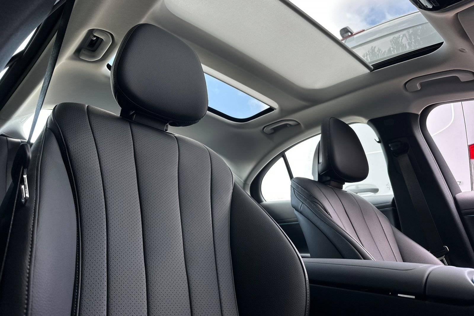 2026 Mercedes-Benz E-Class E350 - Photo 34