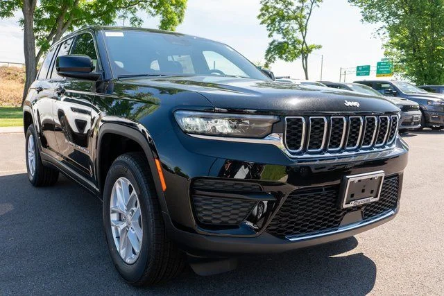 New 2026 Diamond Black Crystal Pearlcoat Jeep Laredo X image 4
