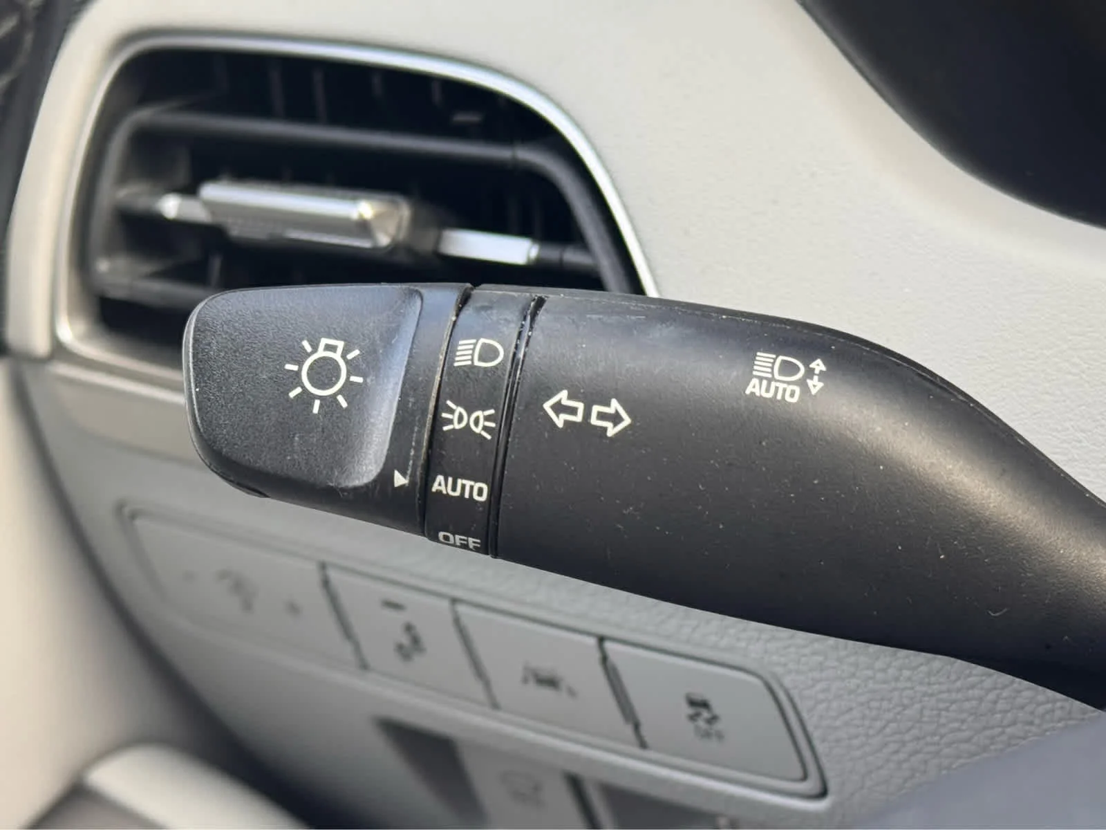 Used 2022 Hyper White Hyundai SEL image 17