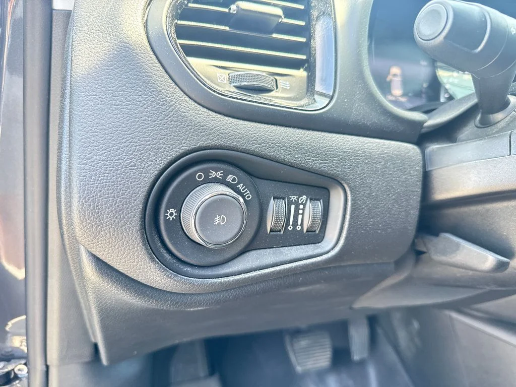 Used 2023 Gray Jeep Altitude image 13