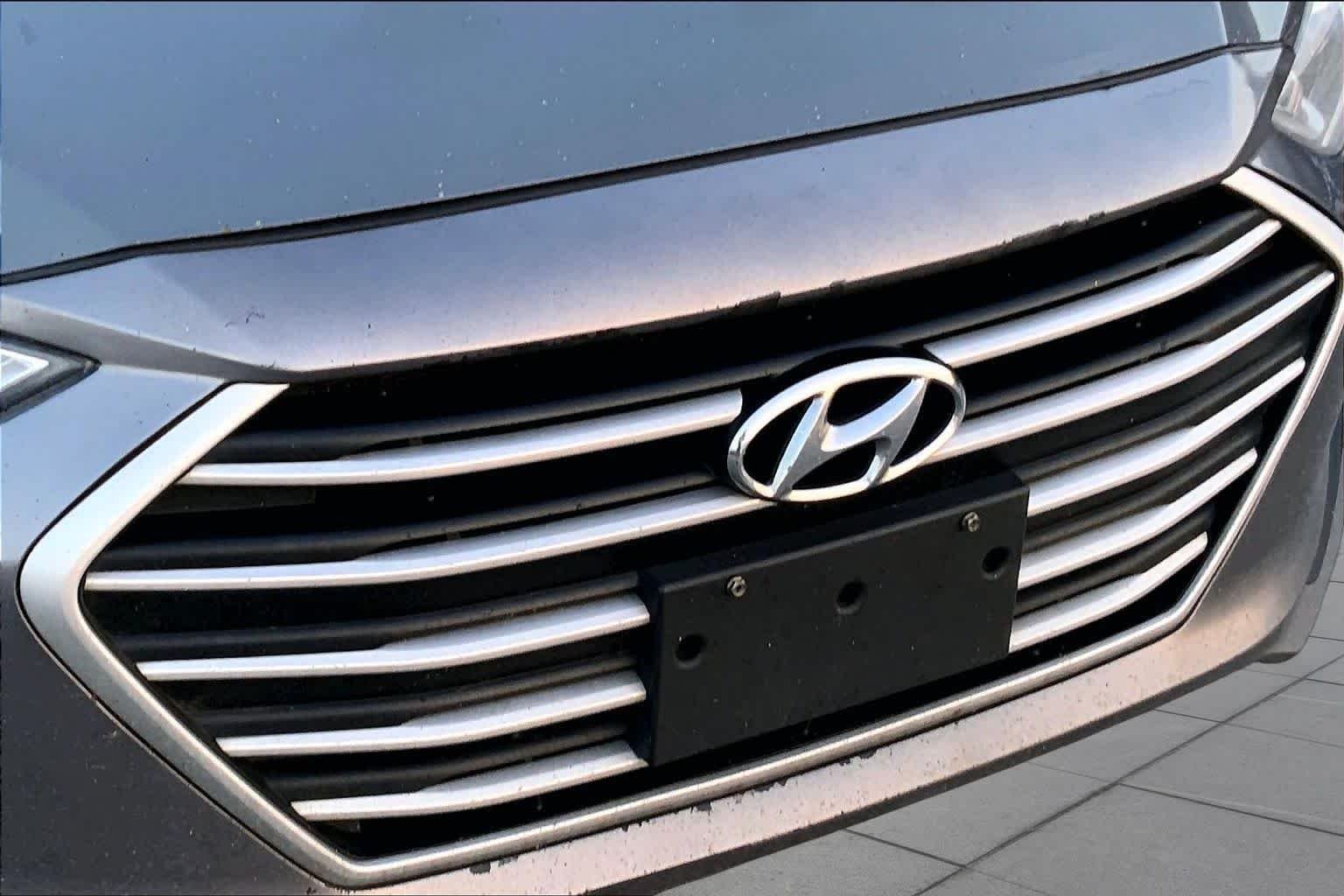 Used 2018 Machine Gray Hyundai SE image 27