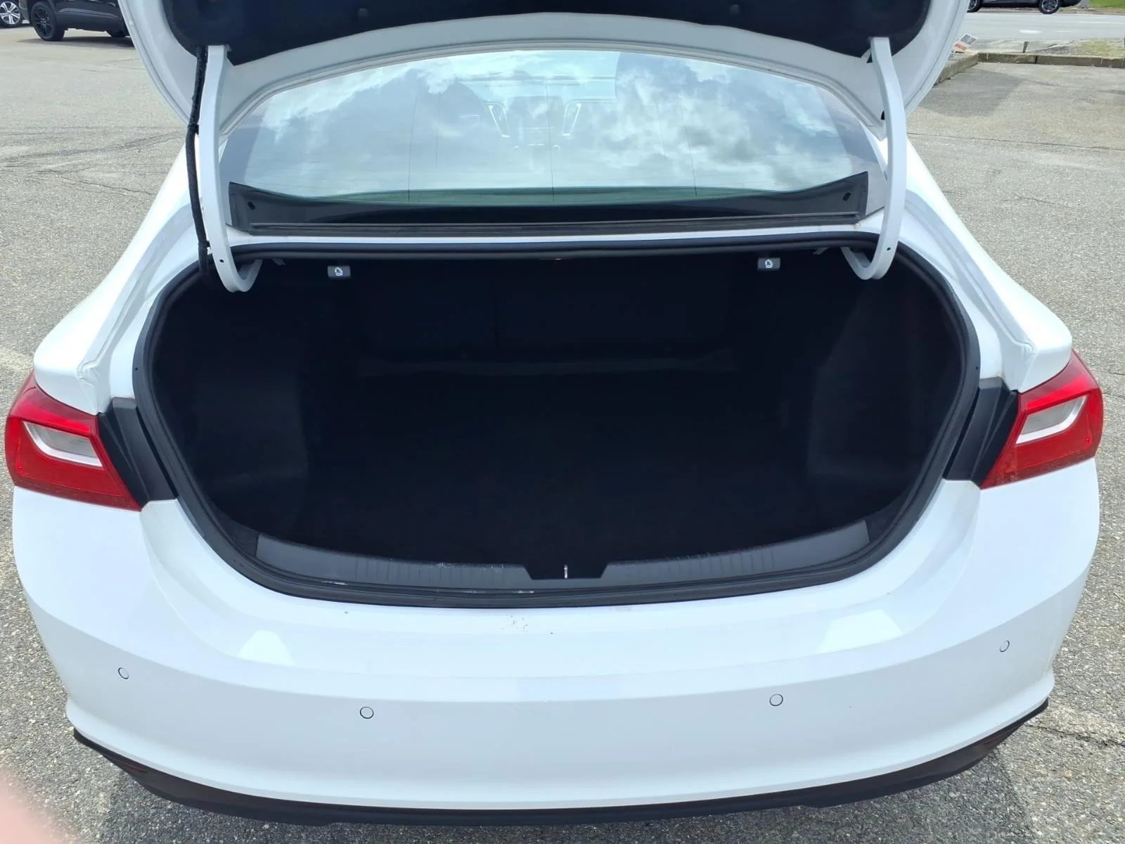 Used 2024 Summit White Chevrolet LT image 13