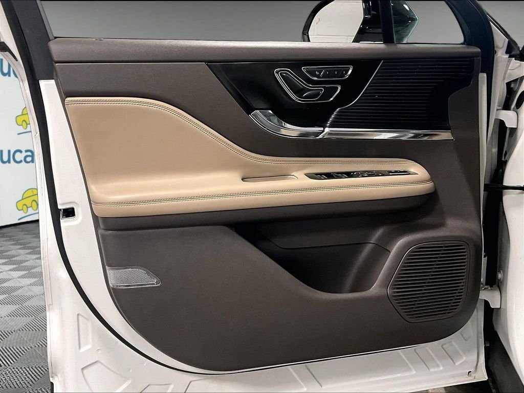 Used 2020 White Lincoln Standard image 9