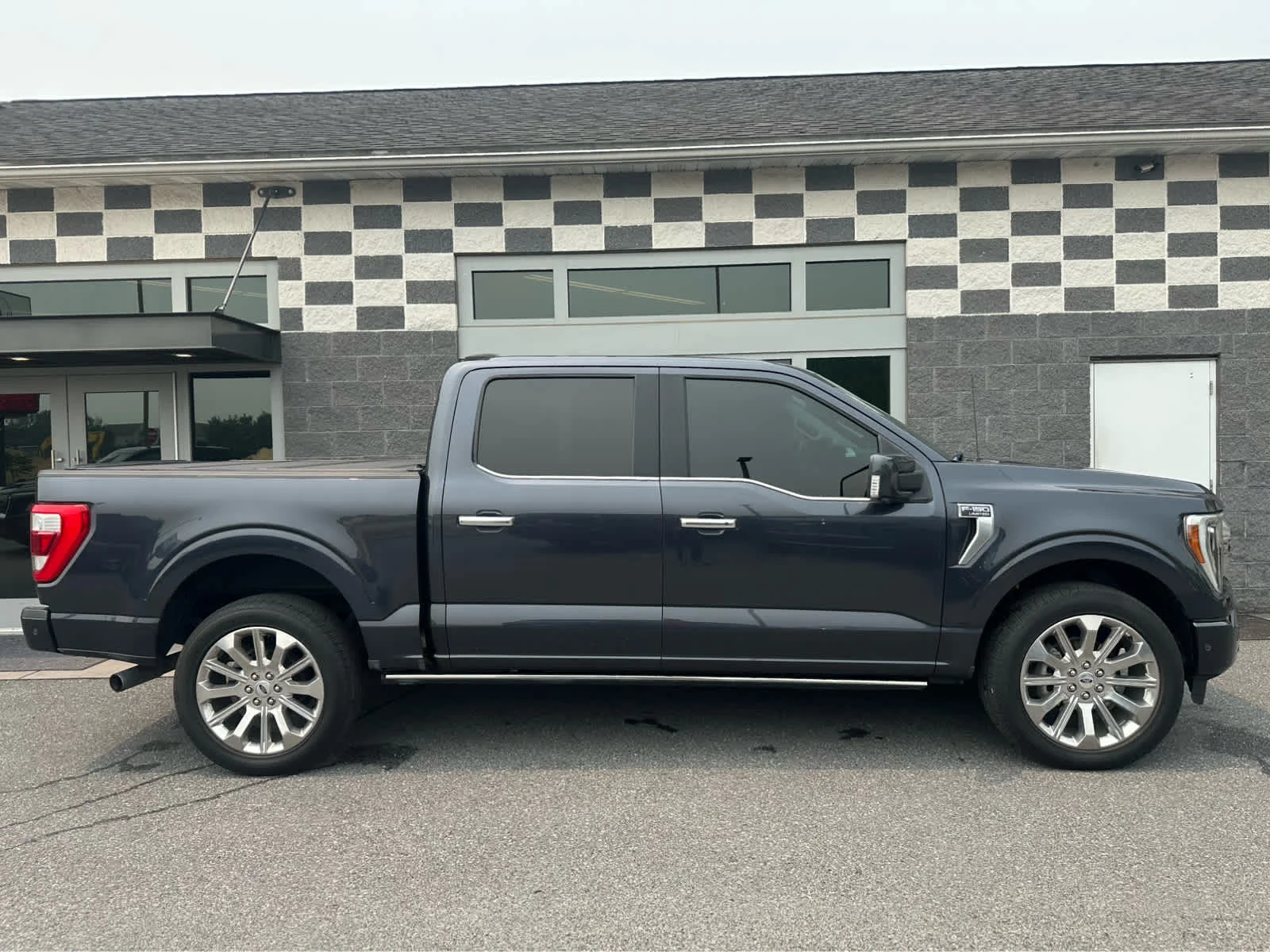 Used 2021 Smoked Quartz Metallic Tinted Clearcoat Ford Limited image 5