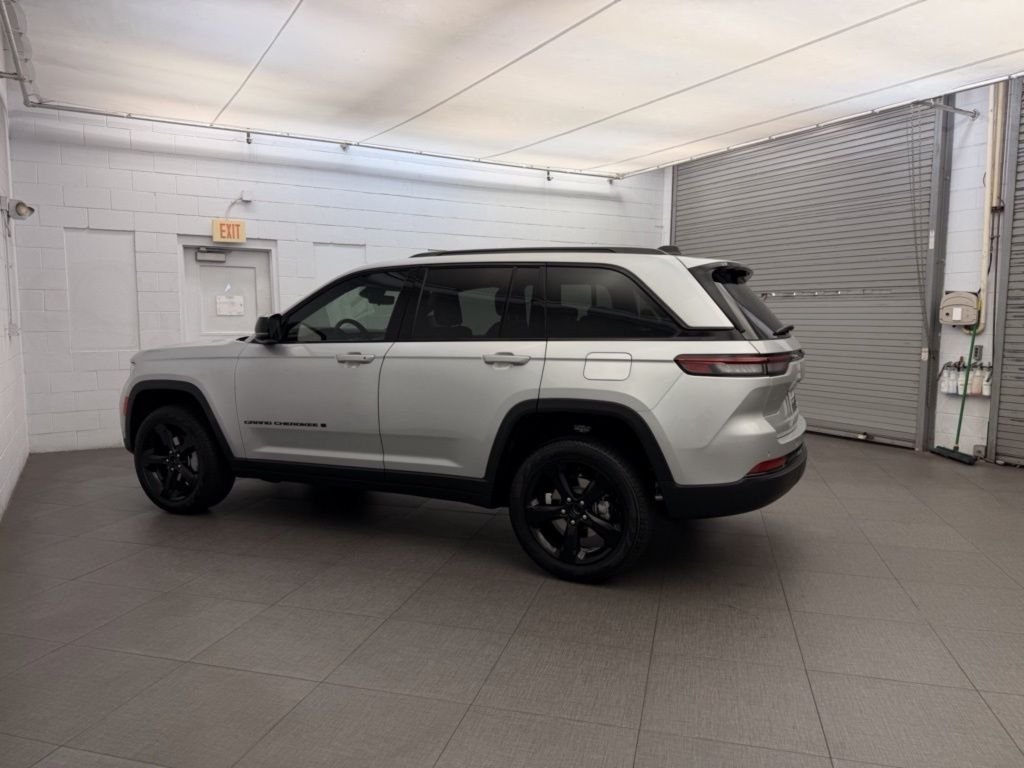 New 2025 Silver Zynith Exterior Paint Jeep Limited image 5