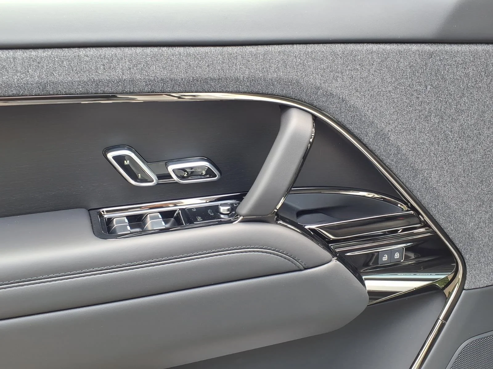 New 2026 Fuji White Land Rover Dynamic SE image 10