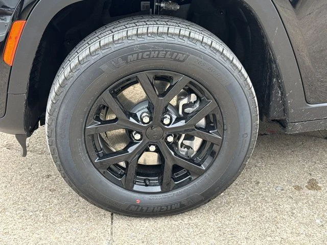 New 2026 Diamond Black Crystal Pearlcoat Jeep Altitude image 13