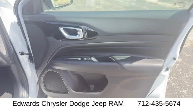 New 2026 White Jeep Latitude image 33