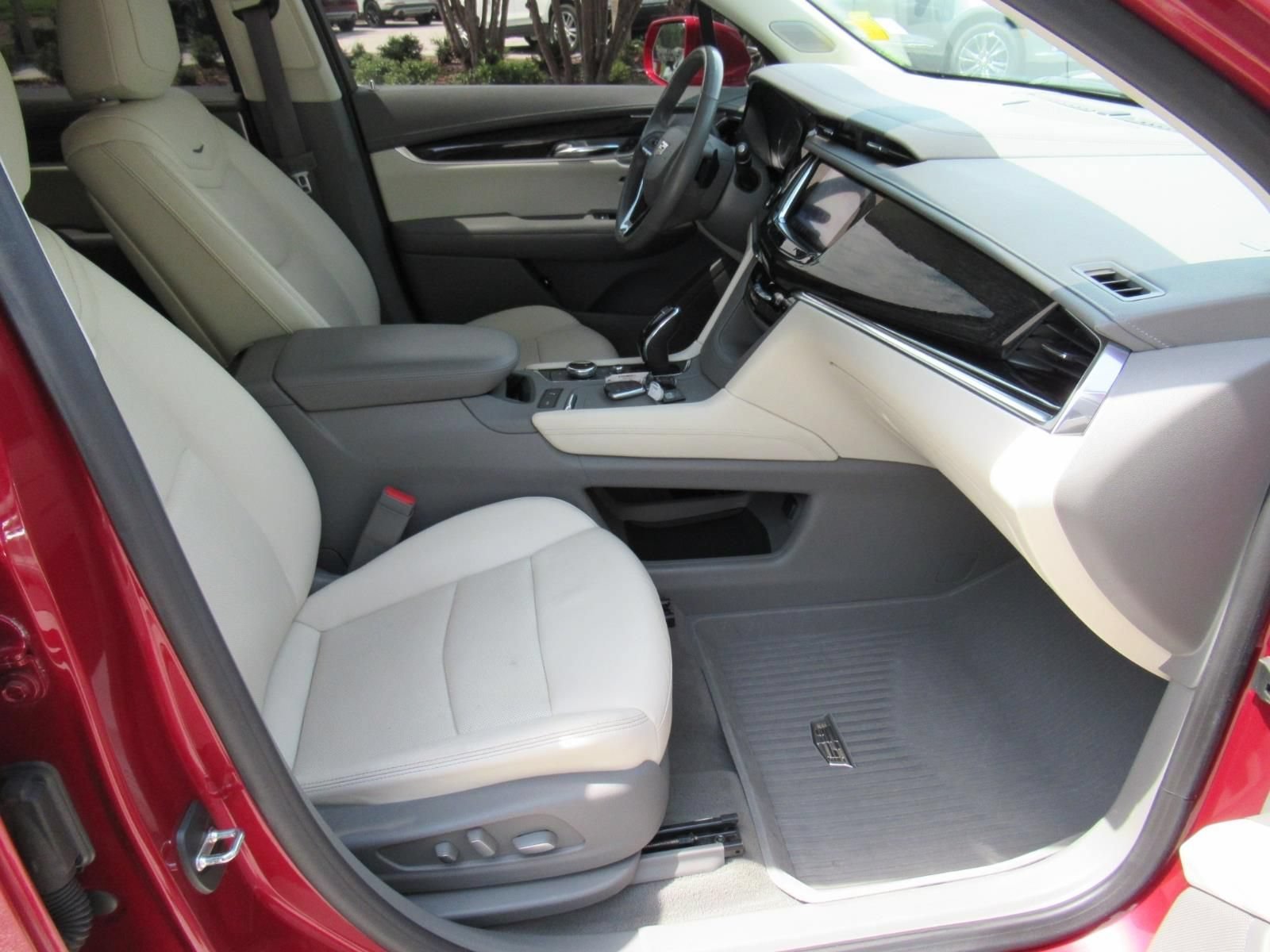 Used 2020 RED HORIZON TINTCOAT Cadillac FWD Premium Luxury image 10