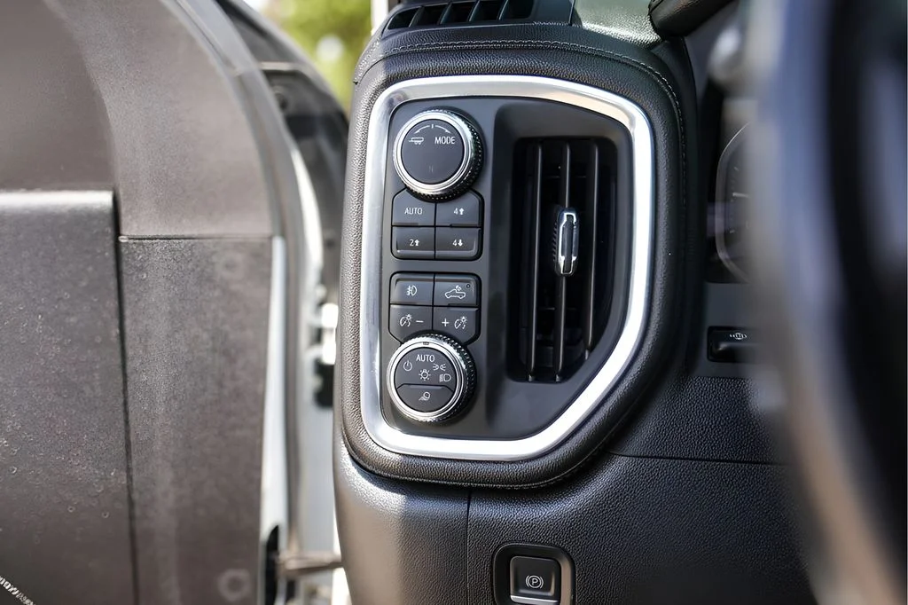 Used 2022 White GMC Denali image 18