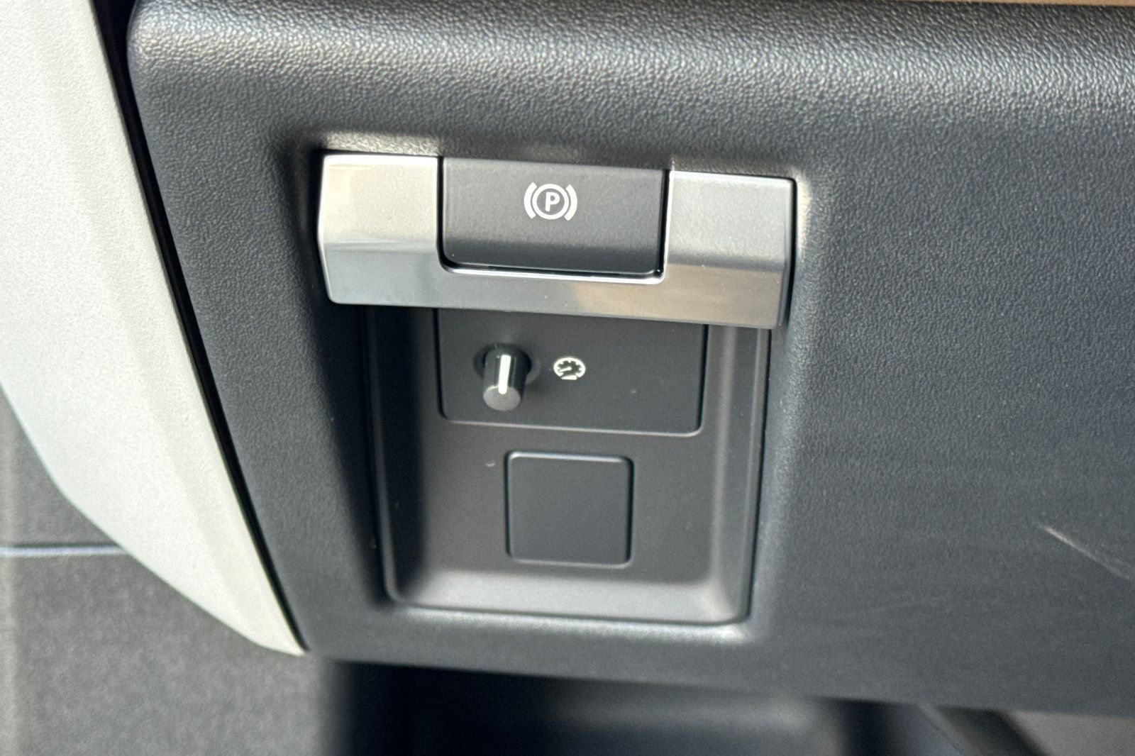 2026 Land Rover Defender X-Dynamic SE - Photo 32