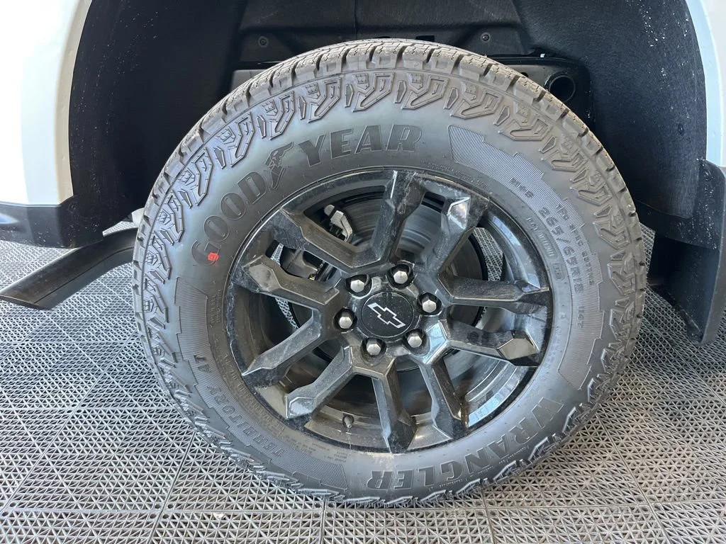 New 2026 Summit White Chevrolet Z71 image 23