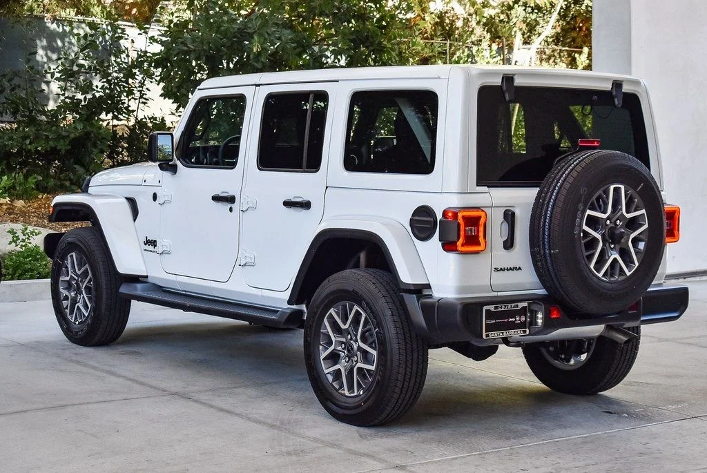 New 2025 Bright White Clear-Coat Exterior Paint Jeep Sahara image 4