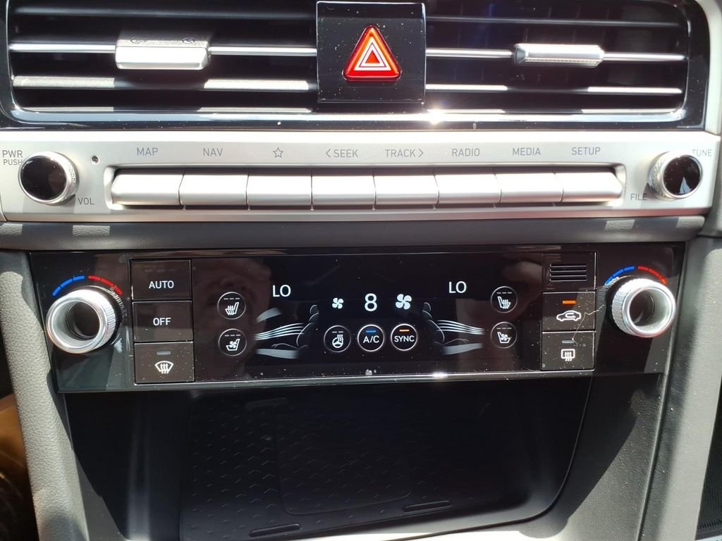 New 2026 Silver Genesis 3.3T Sport Prestige image 21