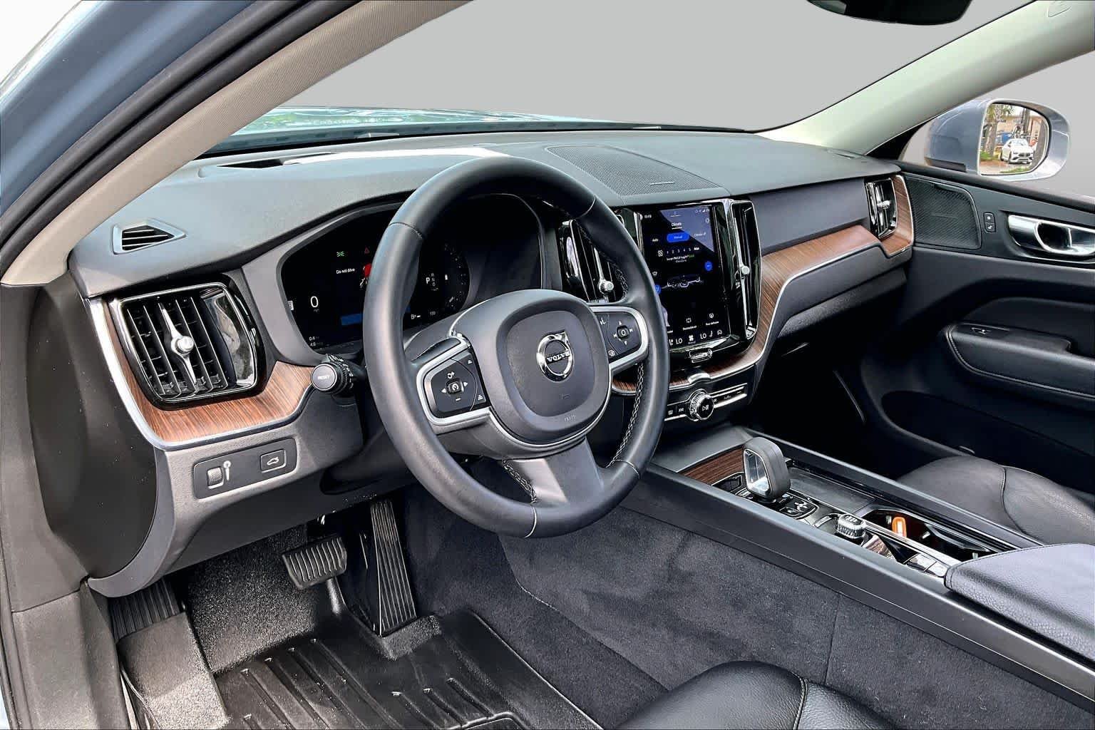 Used 2022 Thunder Grey Metallic Volvo Momentum image 18