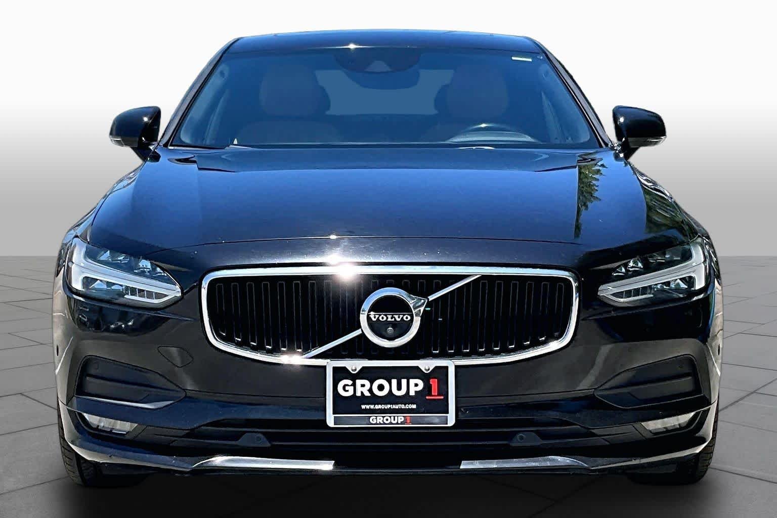 Used 2018 Onyx Black Metallic Volvo Momentum image 4