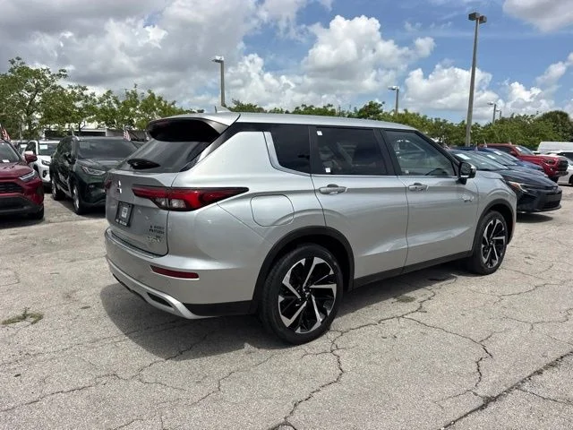 Used 2023 White Mitsubishi SE image 3