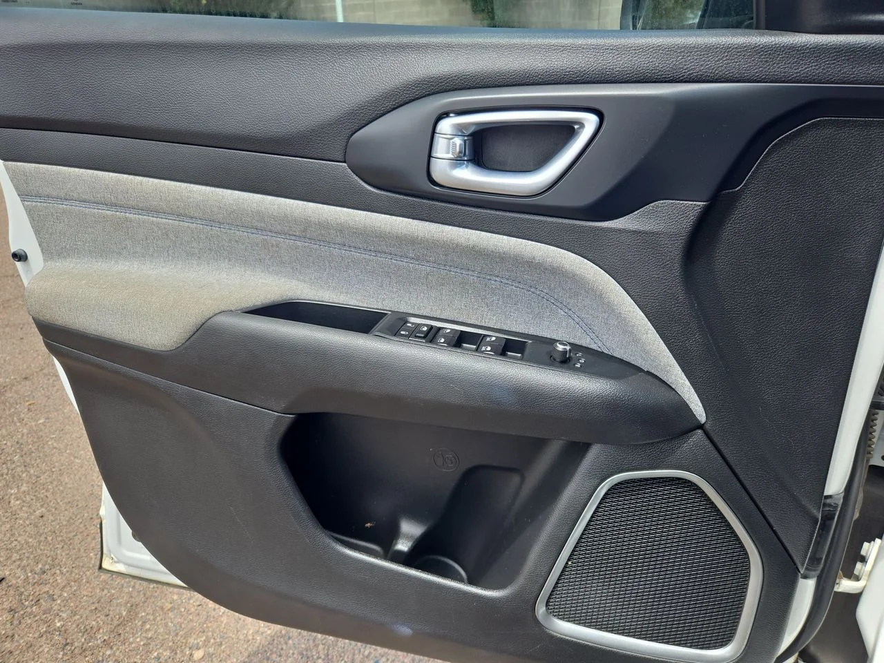 Used 2023 Bright White Clearcoat Jeep Latitude image 24