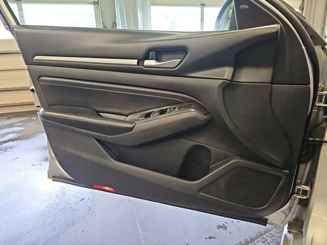 Used 2019 Silver Nissan 2.5 SL image 28