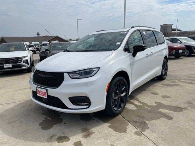 2026 Chrysler Pacifica Limited AWD's photo