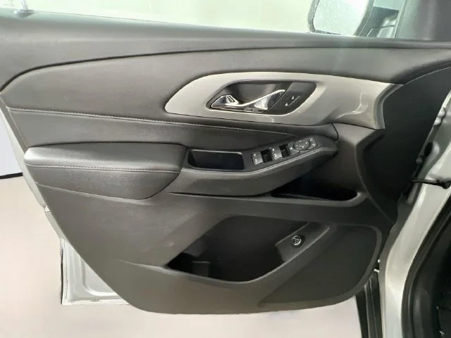 Used 2022 Silver Chevrolet 1LT image 31