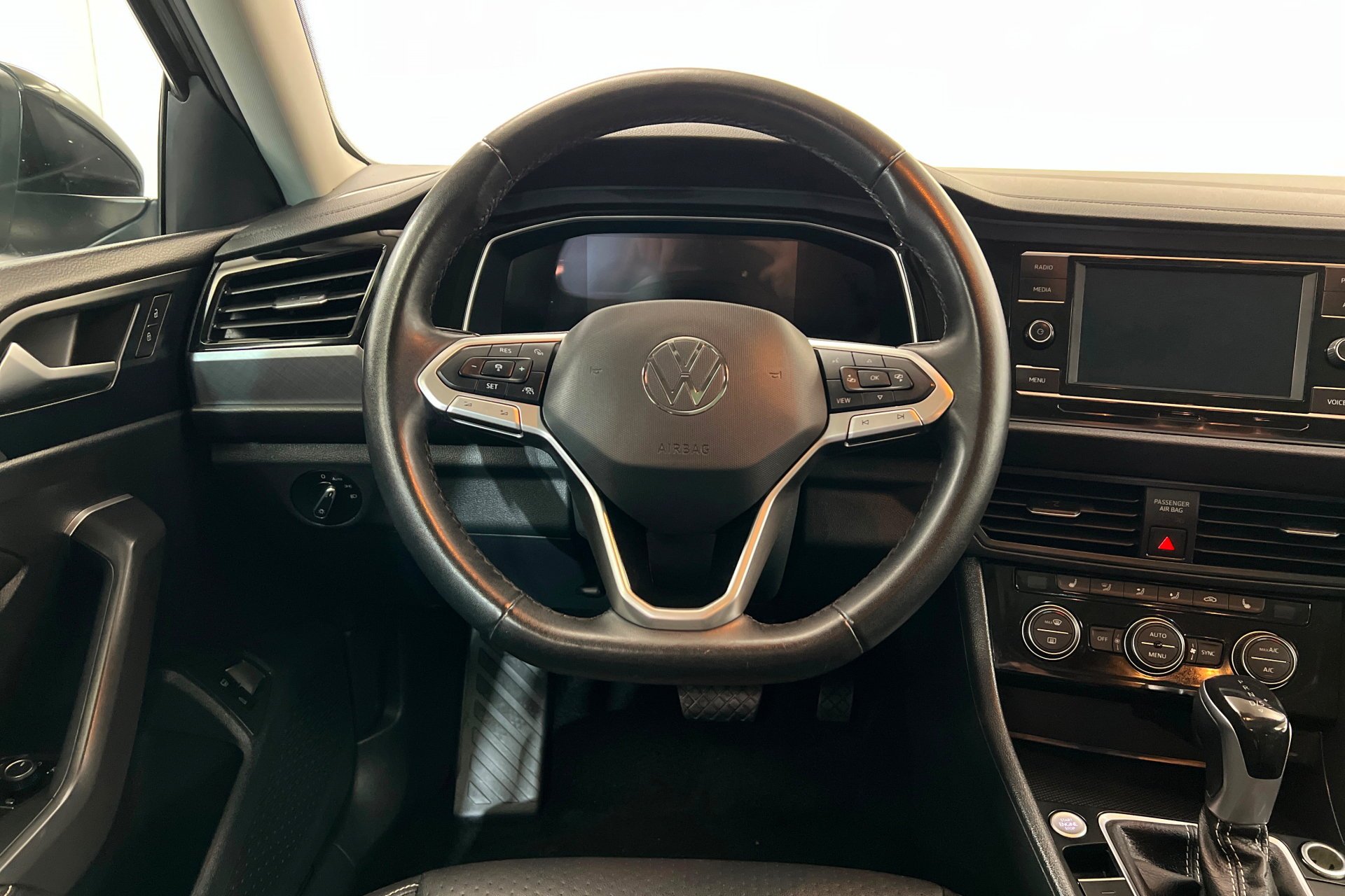 Used 2024 Silver Volkswagen SE image 13